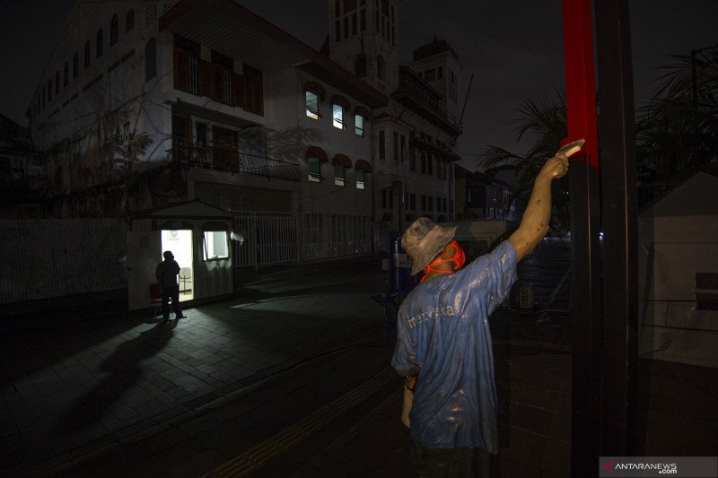 Petugas keamanan berjaga di kawasan Kota Tua yang ditutup karena kebijakan Pemberlakuan Pembatasan Kegiatan Masyarakat (PPKM) di Jakarta, Kamis (21/1/2021). Setelah diberlakukan mulai tanggal 11 hingga 25 Januari 2021, pemerintah memperpanjang PPKM selama dua pekan dari 26 Januari hingga 8 Februari 2021 di Jawa-Bali untuk mencegah penyebaran virus corona. ANTARA FOTO/Aditya Pradana Putra/foc. (ANTARA/ADITYA PRADANA PUTRA)