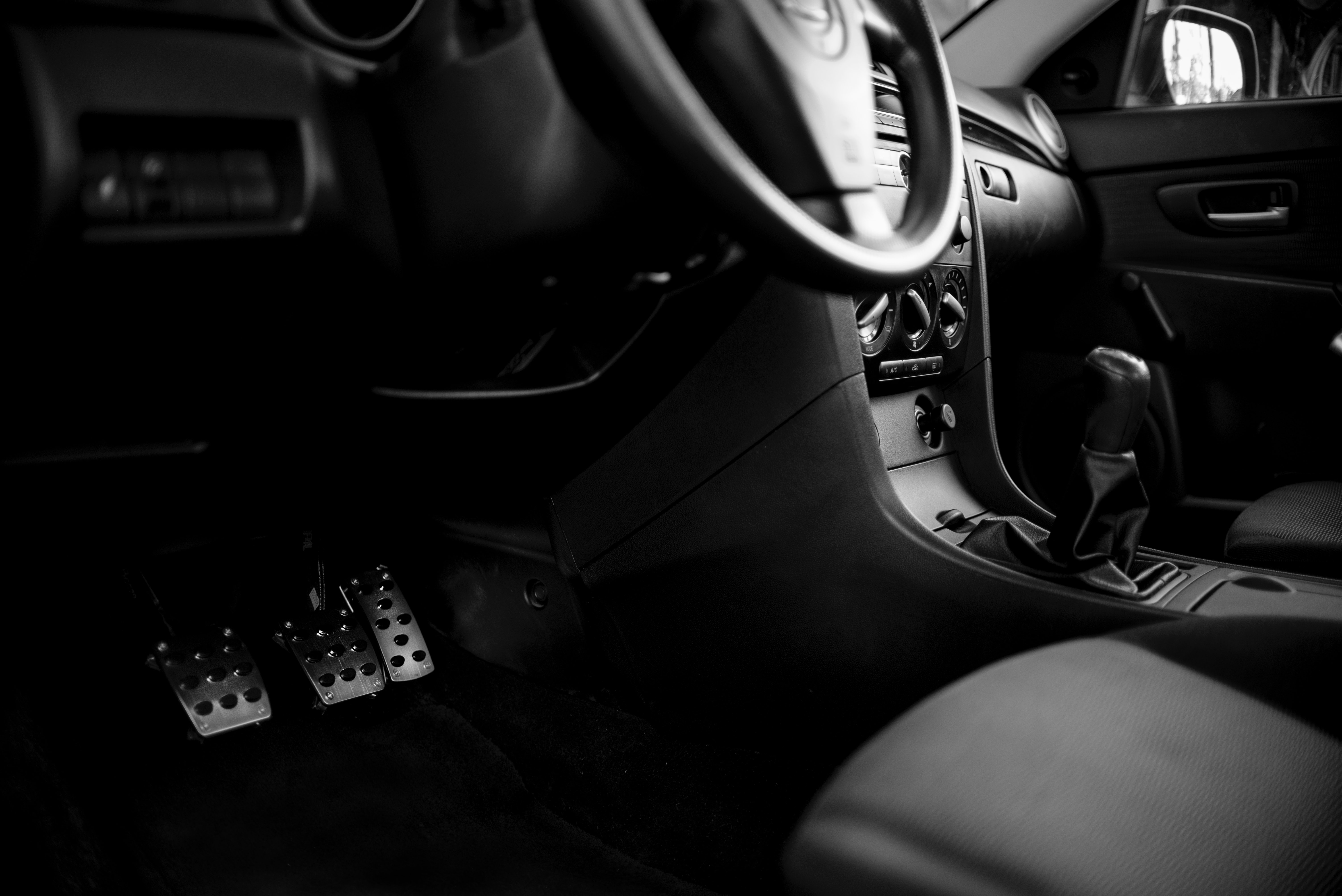 Sebelum Matikan Mesin Mobil, Perlukah Injak Pedal Gas?