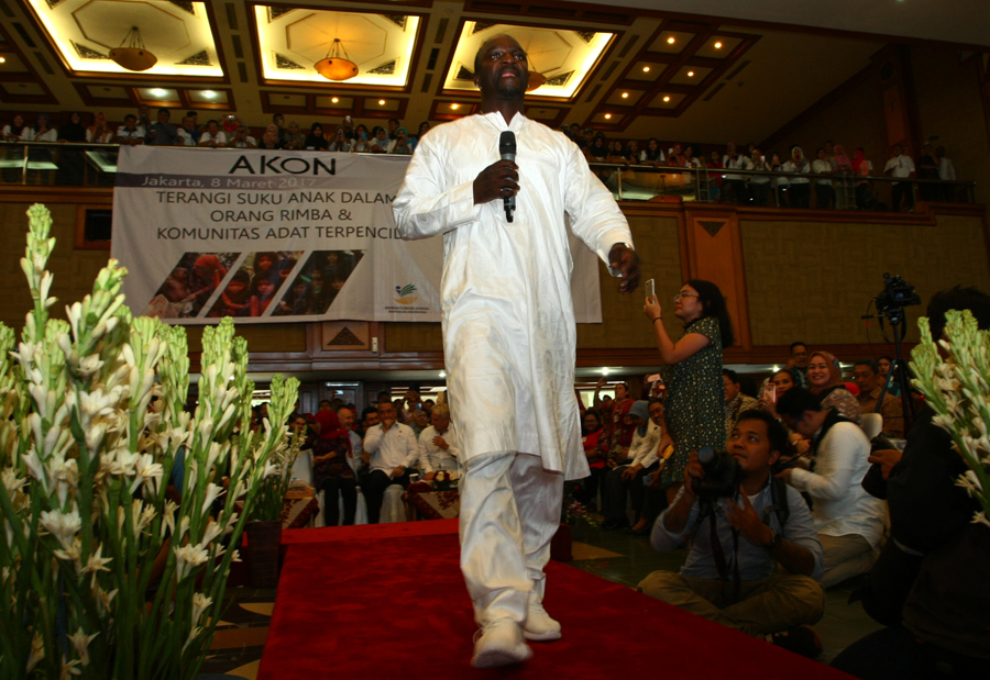 Sejak 2013, Rapper AKON Berikan Penerangan di Afrika