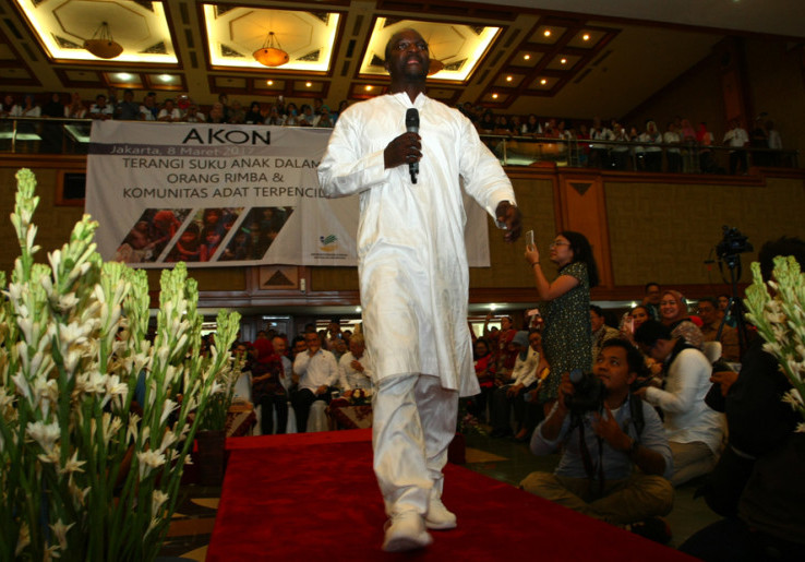 Sejak 2013, Rapper AKON Berikan Penerangan di Afrika 