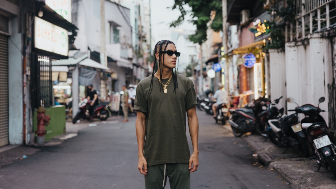 Riuh Kota Saigon Terekam di Video Musik 'Foundation' Spence Lee
