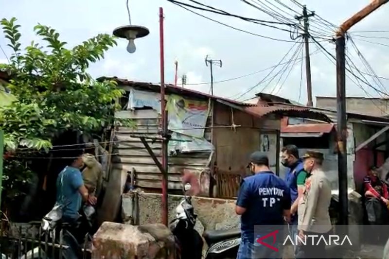 Densus 88 Geledah Rumah Pelaku Bom Astanaanyar Bandung