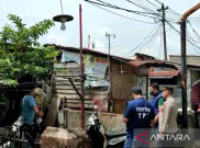 Densus 88 Geledah Rumah Pelaku Bom Astanaanyar Bandung