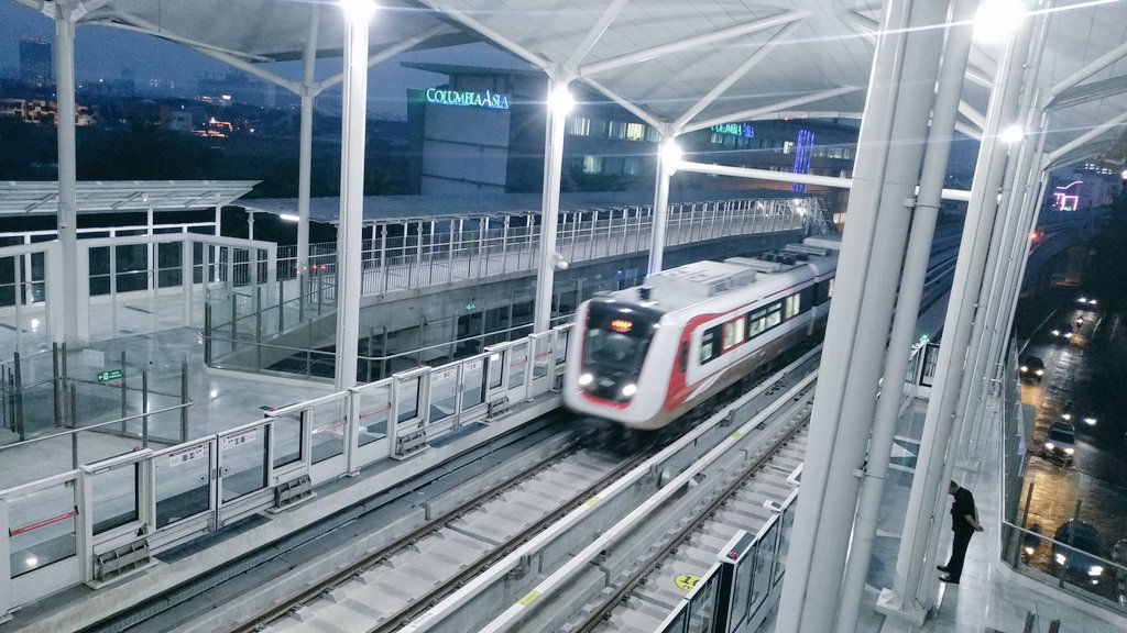 LRT Jakarta. Foto: Twitter/Dear Debora/@deardeboo