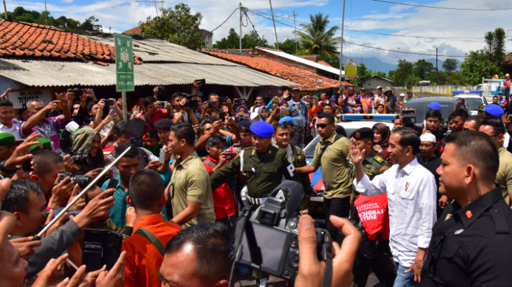 Presiden Jokowi disambut antusias masyarakat saat berkunjung ke Stasiun KA Cibatu, Garut, Jabar, Jumat (18/1) siang. (Foto: Deny S/Humas)