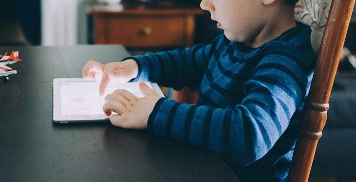 Gadget bisa berfek malas terhadap anak-anak. (Foto: Pixabay/StockSnap)