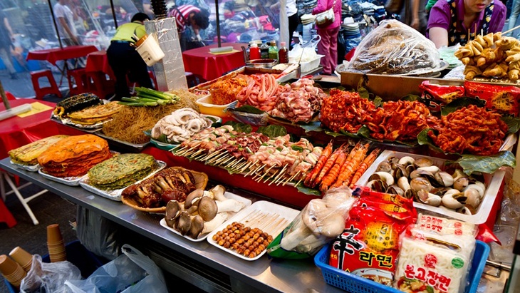 Kamu coba cari makanan murah di pasar tradisional. (Foto: tragrpx)