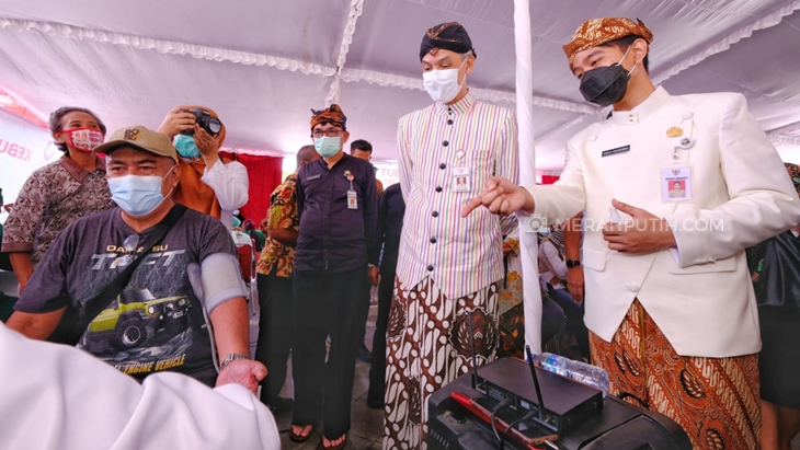   Wali Kota Solo Gibran Rakabuming Raka meninjau vaksinasi corona di Pasar Klewer, Solo. (MP/Ismail)