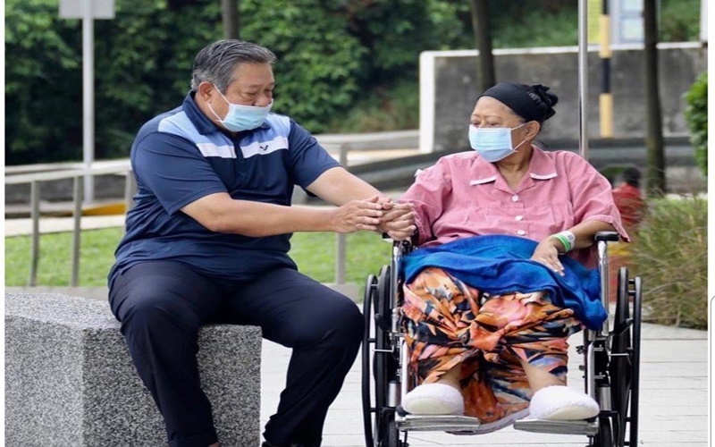 Presiden SBY setia mendampingi Ani Yudhoyono selama perawatan di Singapura