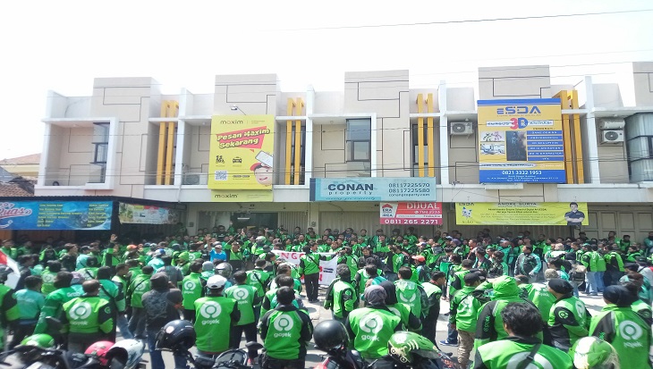 Ratusan driver Gojek dan Grab mendatangi kantor Dishub Solo, Jawa Tengah, Jumat (20/12). (MP/Ismail)