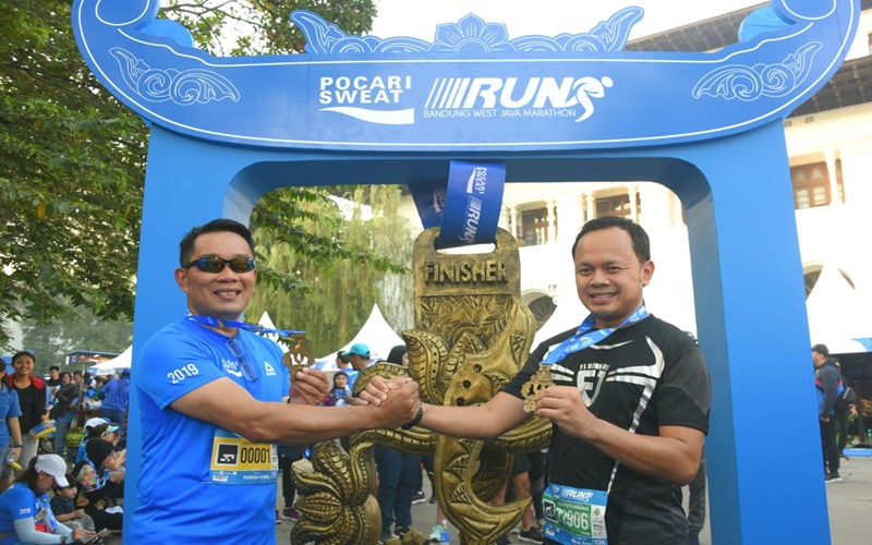 Ridwan Kamil bersama panitia lomba lari 5K di Bandung