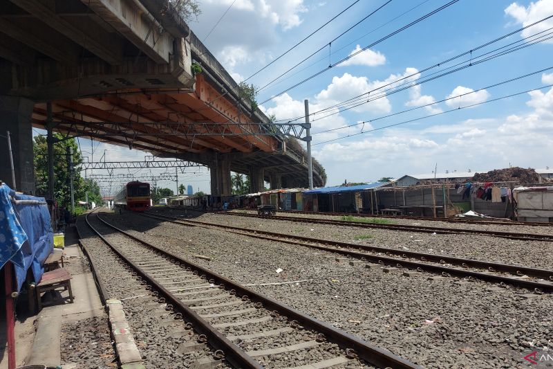 KAI Daop 1 Tertibkan Bangunan Liar di Lintasan KA Tanjung Priok-Ancol