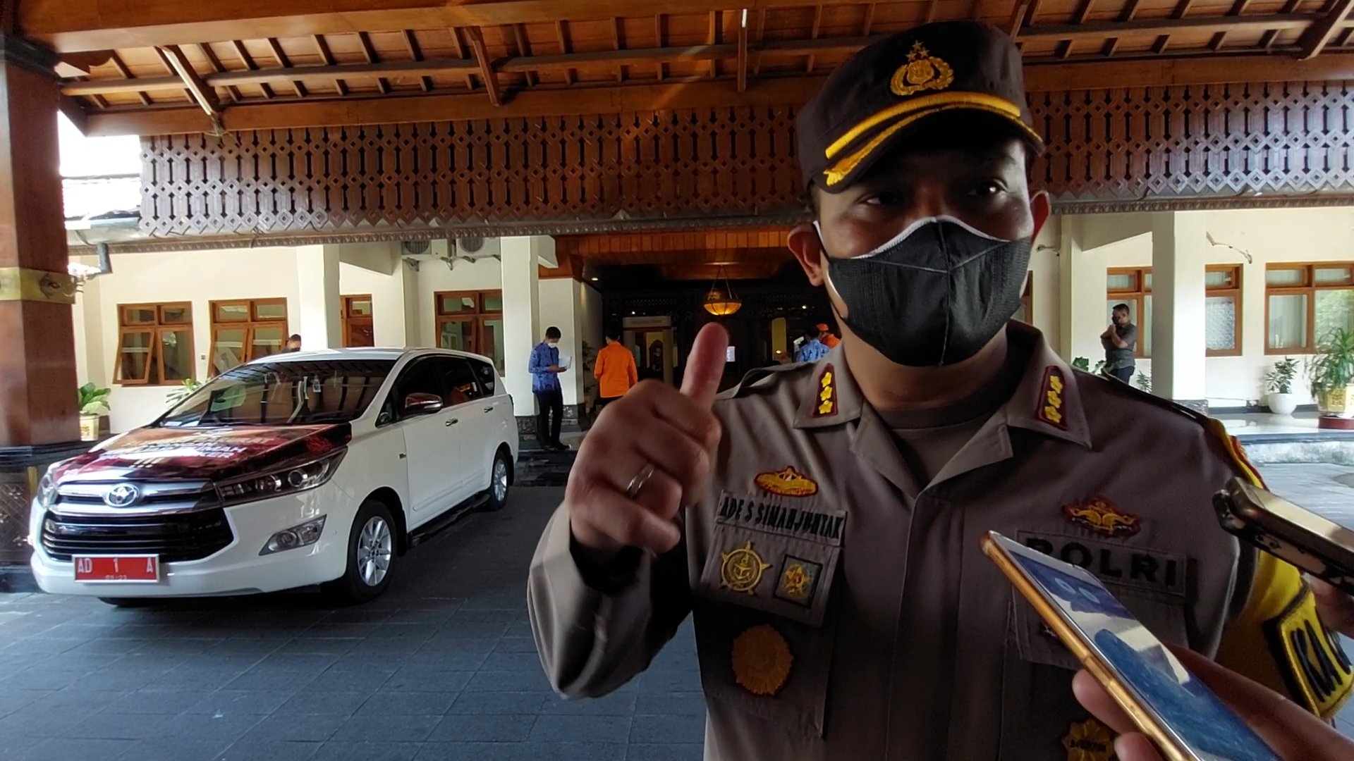 Kepala Polres Kota Surakarta Kombes Pol. Ade Safri Simanjutak ketika memberikan keterangan soal pengamanan Liga 1 Persib vs Persija di Balai Kota Surakarta, Jawa Tengah, Rabu (17/11