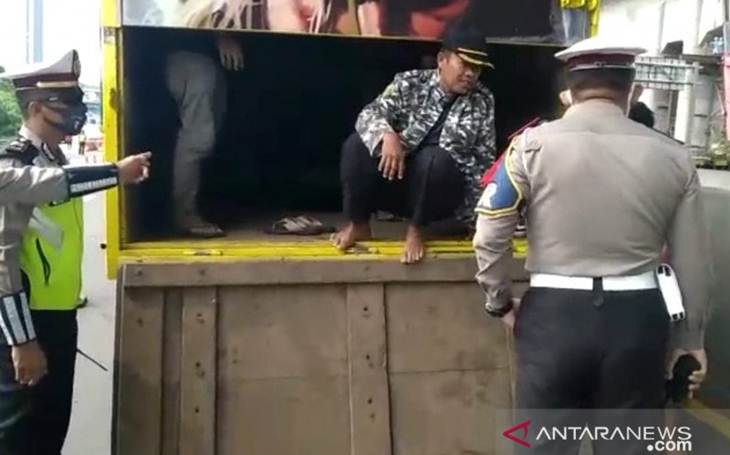 Modus Pemudik Kelabui Petugas, Bersembunyi di Kontainer hingga Truk Barang