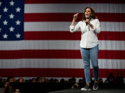 Gaya Keren Sneakers ala Kamala Harris