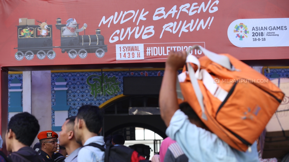 Stasiun Pasar Senen, Jakarta Pusat sudah di padati calon penumpang mudik lebaran yang menanti jadwal keberangkatan. Pada 11 Juni 2018, Stasiun Pasar Senen, Jakarta Pusat memberangkatkan 34 perjalanan kereta api, 26 kereta api reguler dan 8 kereta api tambahan Lebaran. Merahputih.com / Rizki Fitrianto
