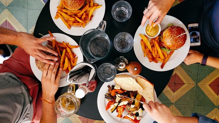 Tips Simpel Agar Tak Begah Usai Berbuka Puasa
