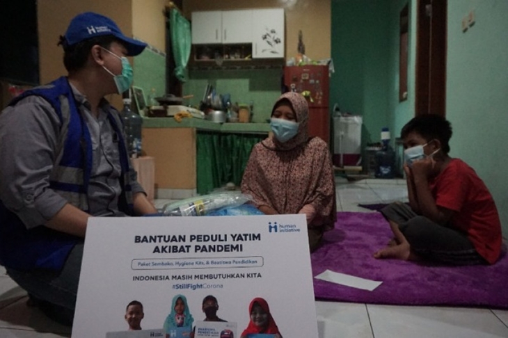 Penyerahan bantuan Human Initiative berupa beasiswa untuk anak yatim akibat COVID-19. (FOTO ANTARA/HO-Human Initiative)