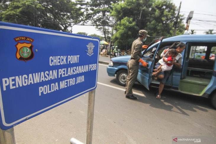 Petugas Satpol PP menghentikan angkot yang tidak mengikuti aturan PSBB saat memasuki kawasan Jakarta di Jalan Raya Bogor, Jakarta Timur, Jumat (10/4/2020). ANTARA FOTO/Asprilla Dwi Adha/pras. (ANTARA FOTO/ASPRILLA DWI ADHA)