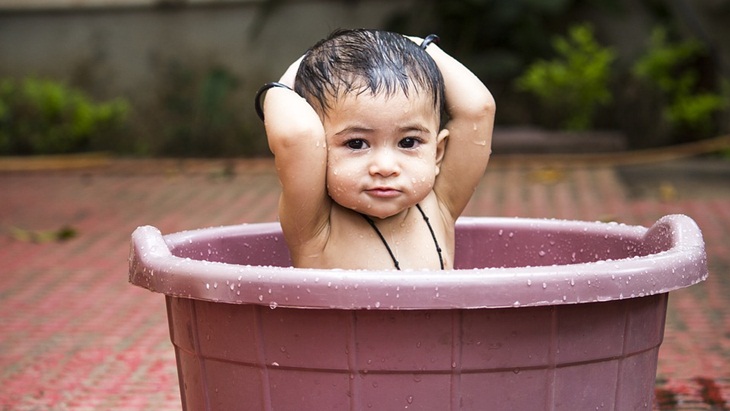 Bayi sedang mandi. (Foto: Pixabay/nadeem1991)