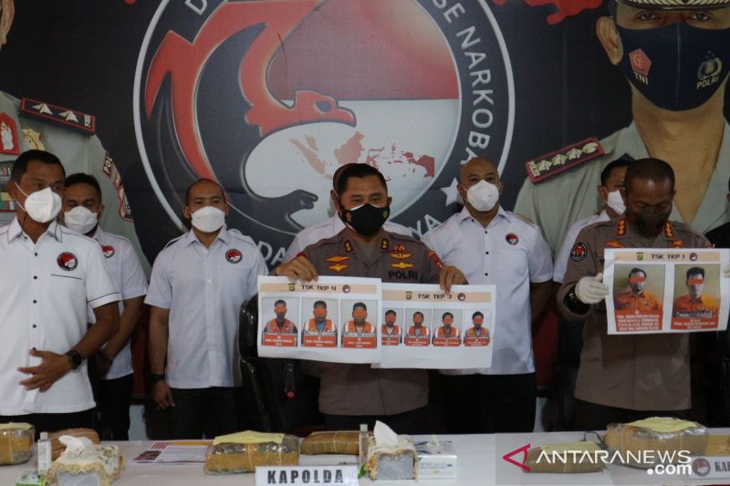 Kapolda Metro Jaya Irjen Pol Fadil Imran (tengah) perlihatkan foto tersangka sindikat pengedar ganja Jakarta-Aceh-Medan dan barang bukti ganja kering sebanyak 1,37 ton saat jumpa pers di Polda Metro Jaya, Senin (18/10/2021). ANTARA/Fianda Sjofjan Rassat.