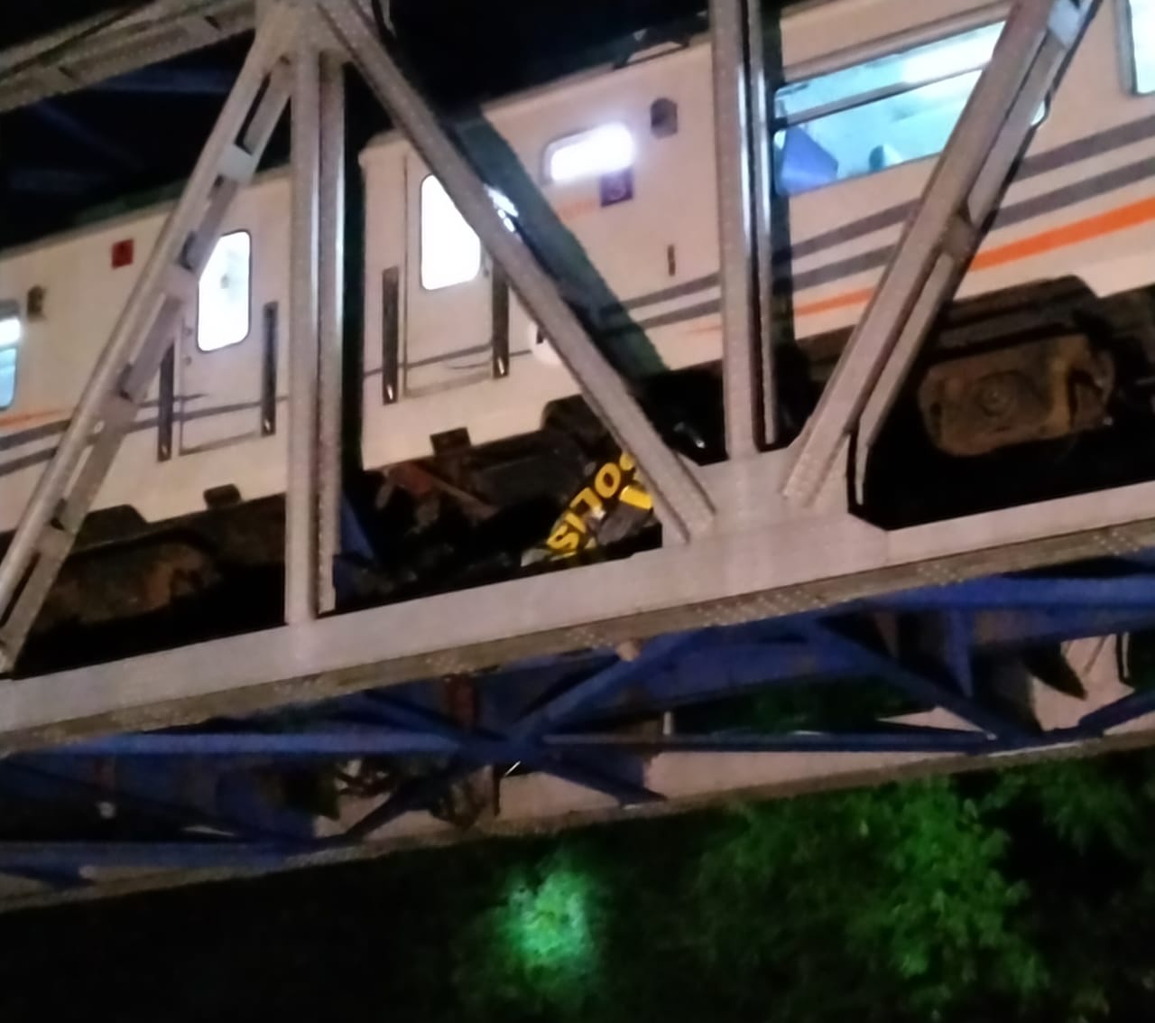 KA Brantas menabrak mobil patroli Polsek Kalijambe di Kabupaten Sragen, Jawa Tengah, Minggu (13/12). (Istimewa/Polsek Kalijambe Sragen).