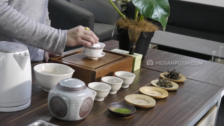 Cara seduh Kung Fu Cha ala negeri tirai bambu. (MP/Paksi Suryo)
