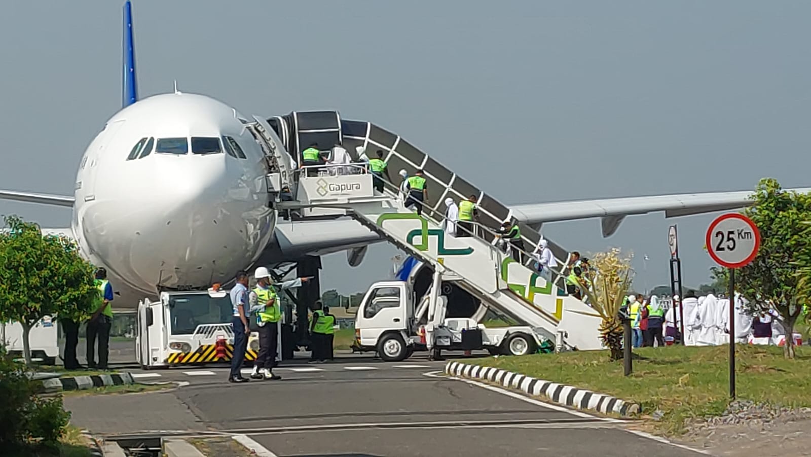 Garuda Tujuan Jeddah Balik lagi Mendarat Darurat di Bandara Solo