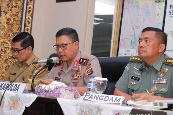 Kapolda Sumsel Irjen Pol Priyo Widyanto memimpin rakor persiapan Operasi Lilin Musi. (ANTARA/Yudi Abdullah/19)