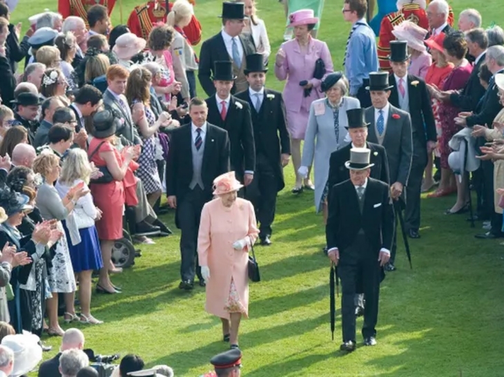 Ratu Elizabeth II dan Pangeran Philip bertemu tamu di pesta taman Istana Buckingham pada tahun 2012. (Foto: guim.co.uk)