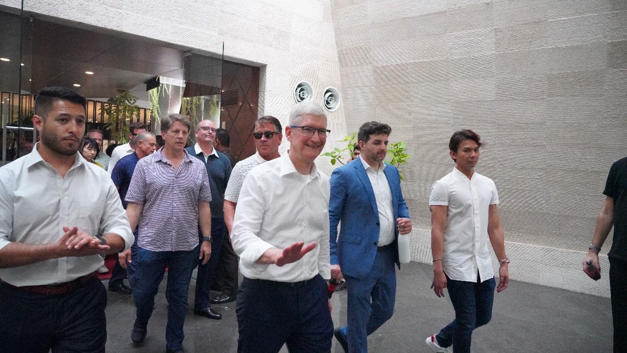 CEO Apple, Tim Cook, saat mengunjungi Apple Developer Academy di BSD