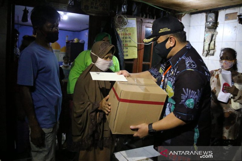 Petugas mengantarkan langsung paket bantuan ke rumah-rumah setiap warga DKI Jakarta yang terdampak COVID-19, Sabtu (11/04/2020). ANTARA/HO-Humas Pemprov DKI Jakarta