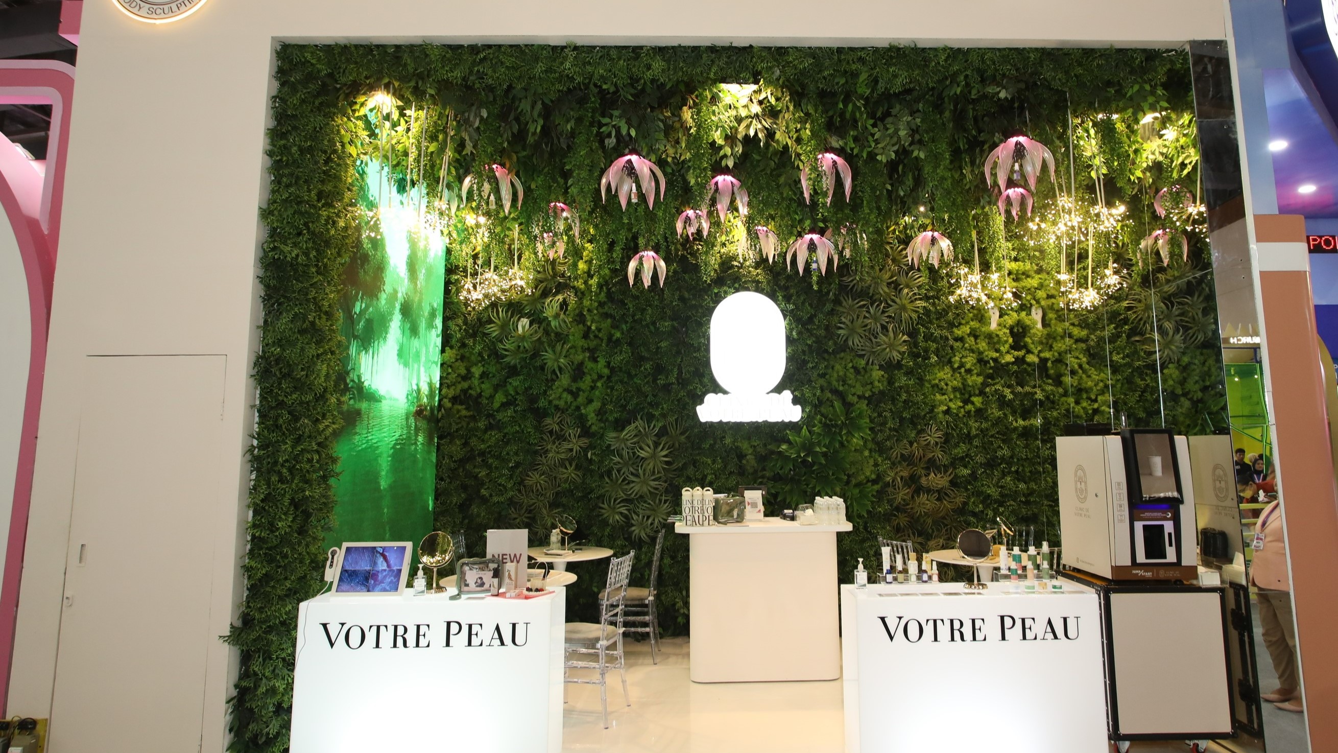 Clinic De Votre Peau Pamer Booth Bertema Keindahan Taman di Jakarta X Beauty 