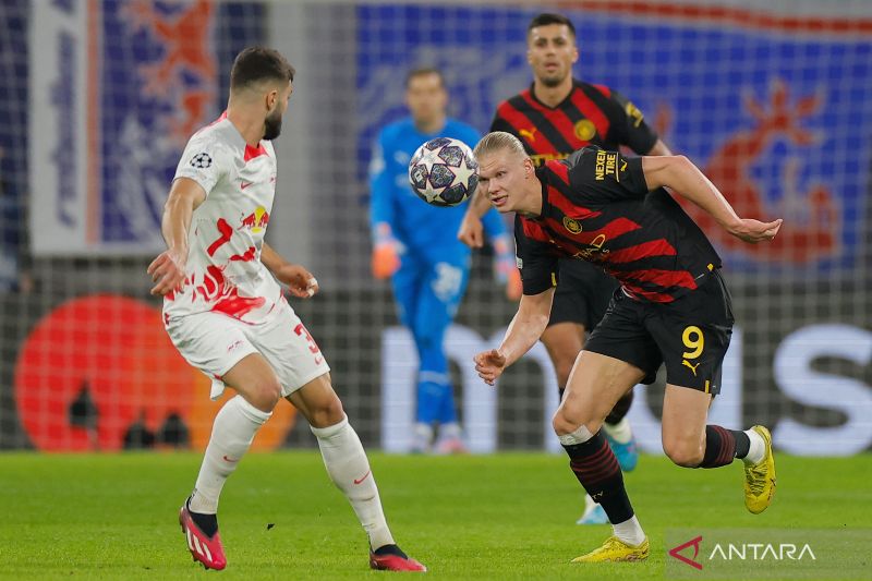 Penyerang Manchester City Erling Haaland (kanan) berduel memerebutkan bola dengan bek Leipzig Josko Gvardiol dalam pertandingan leg pertama babak 16 besar Liga Champions di Leipzig pada 22 Februari 2023. ANTARA/AFP/ODD ANDERSEN)