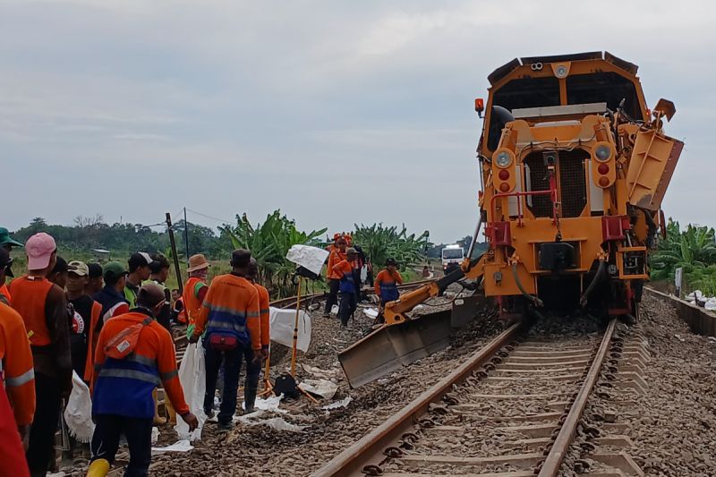 29 Perjalanan KA Jarak Jauh Dialihkan Akibat Jalur Rel Tergerus Banjir di Grobogan