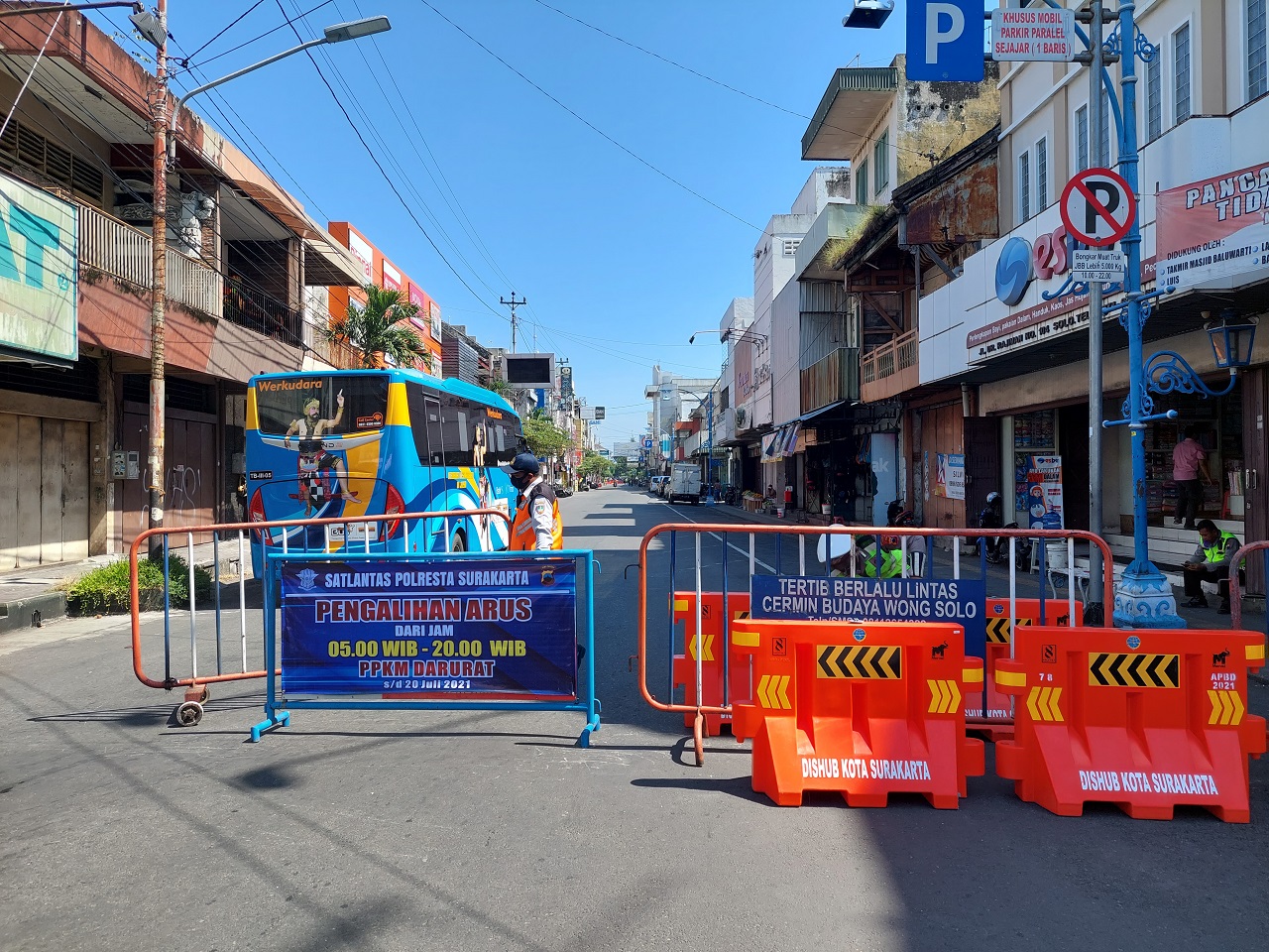 Jalan Yos Sudarso yang menjadi kawasan Sentra Bisnis Distrik (CBD) ditutup selama PPKM Darurat, Kamis (8/7). (MP/Ismail)