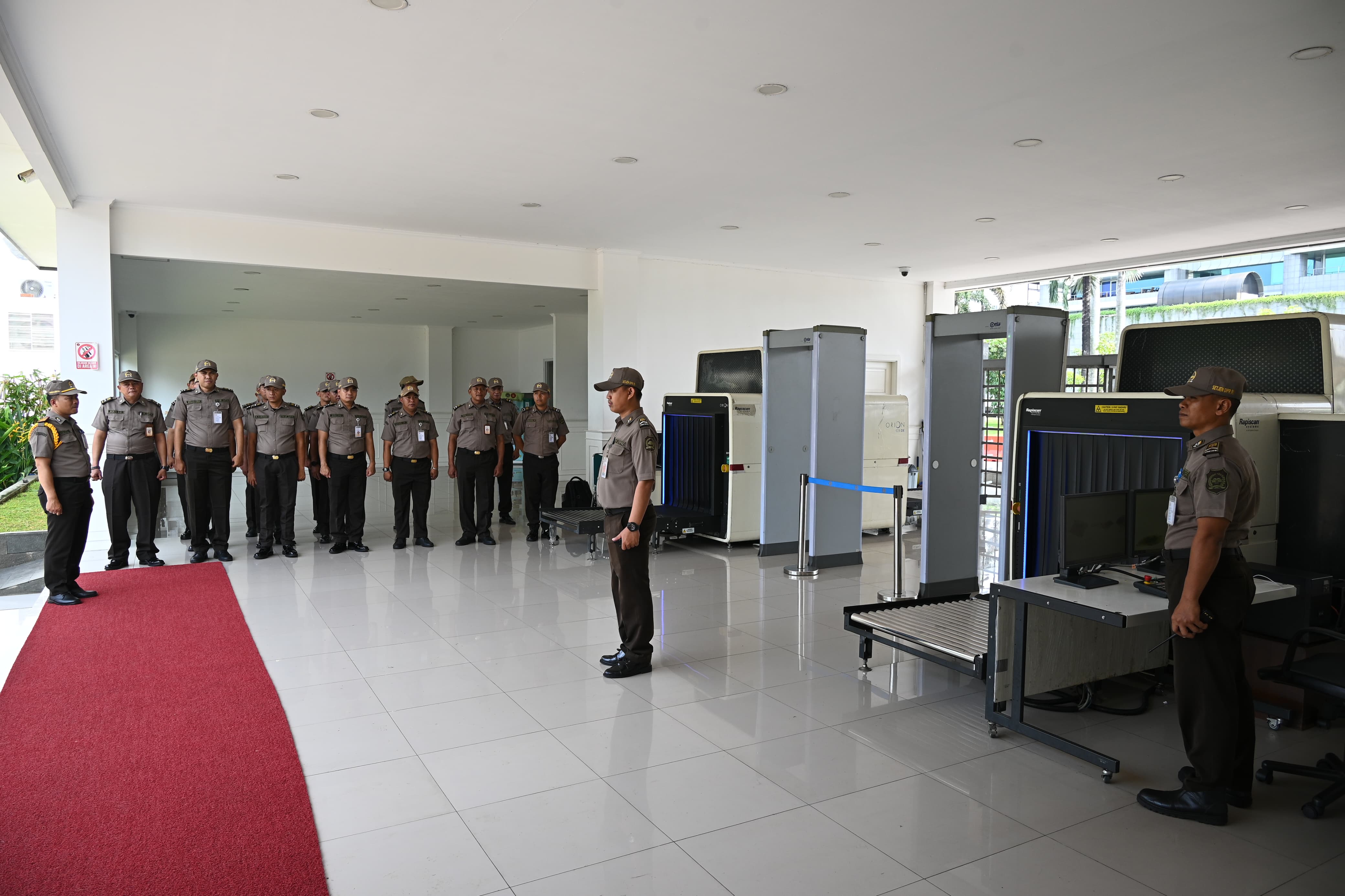 Saat Insan di Lingkungan DPR Nyanyikan Lagu Indonesia Raya