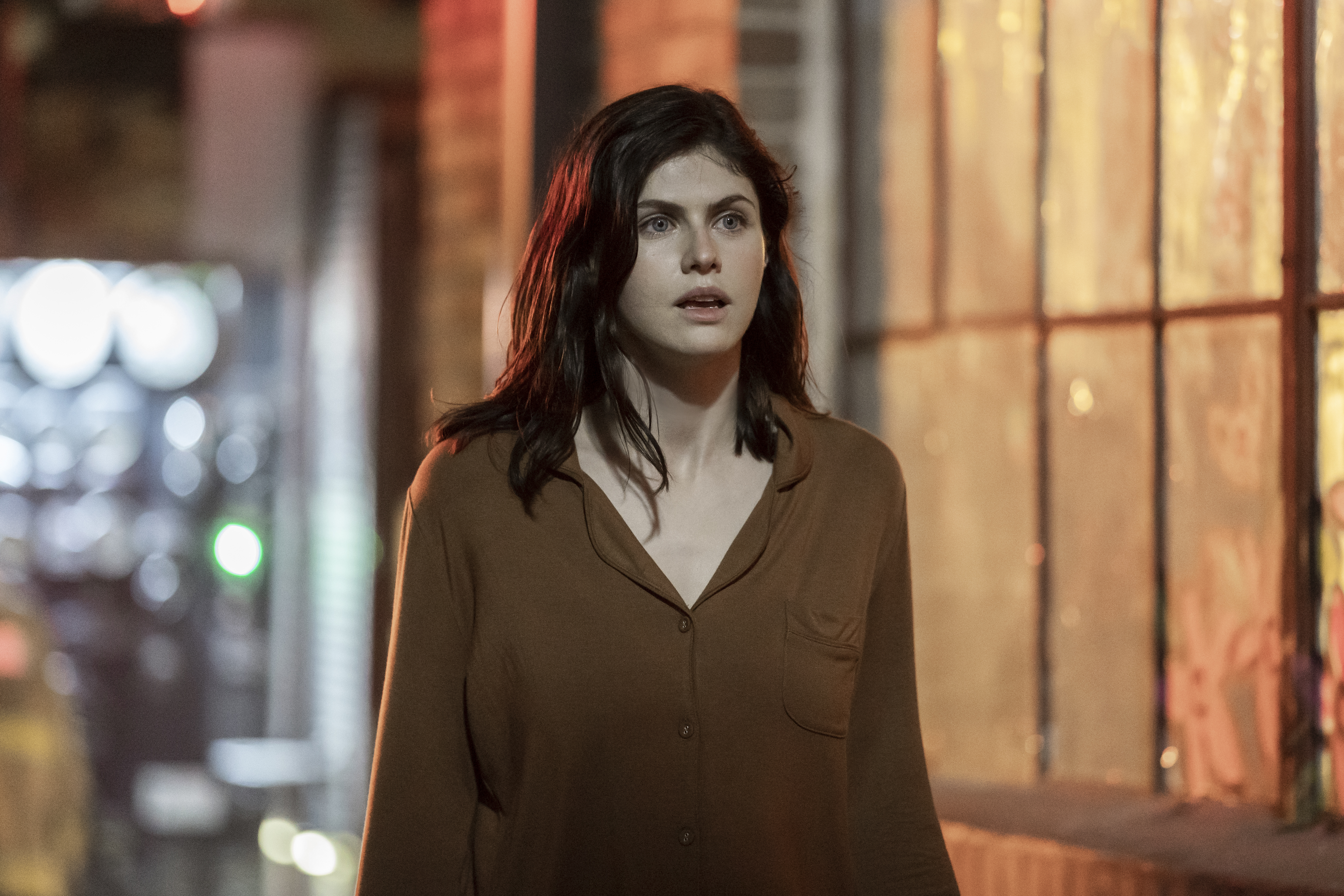 Pernah Keguguran, Alexandra Daddario Sudah Hamil 6 Bulan