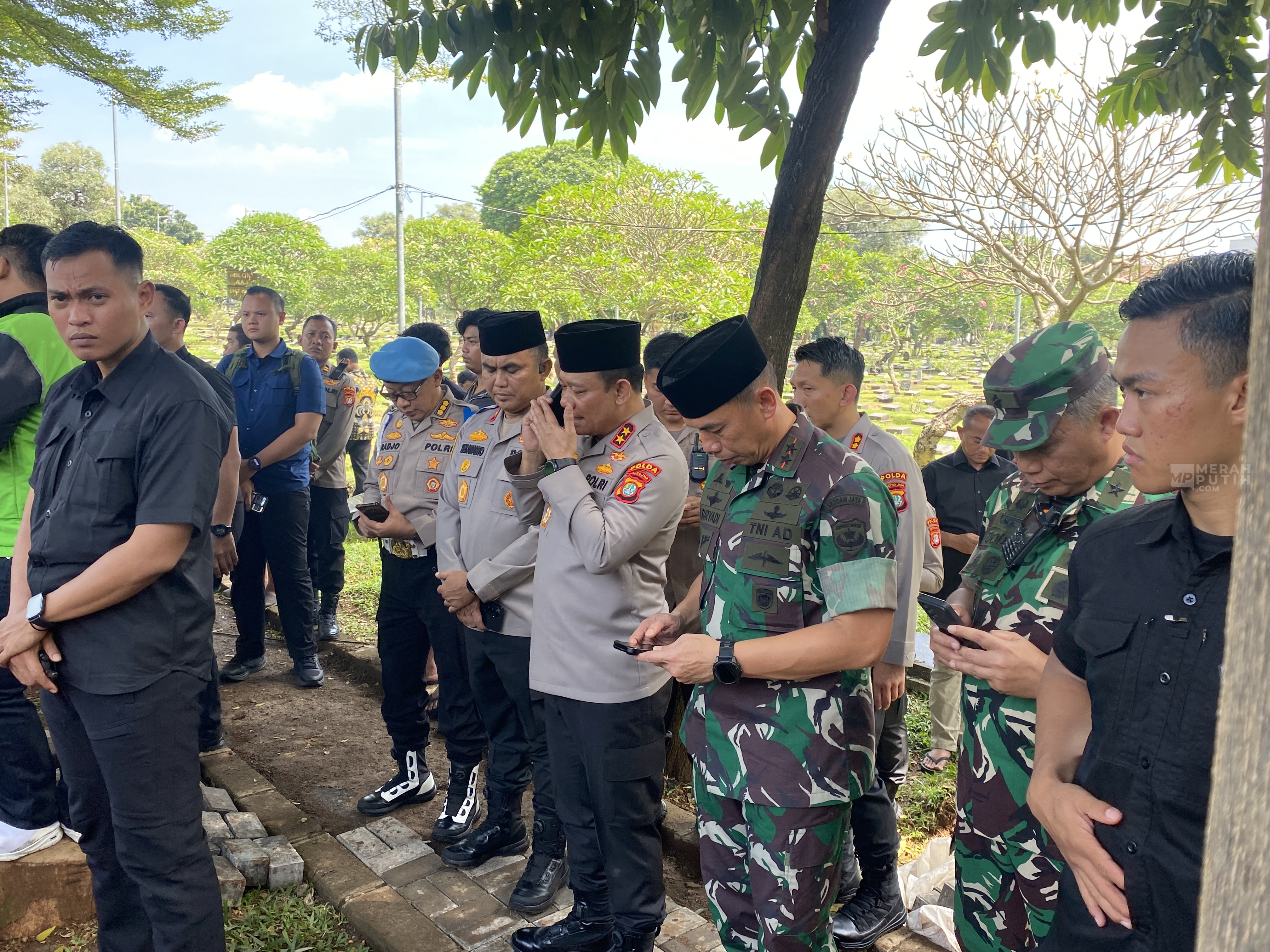 Kapolda Metro dan Pangdam Jaya Datangi Langsung Pemakaman Affan Kurniawan