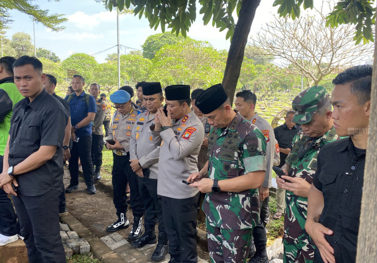 Kapolda Metro dan Pangdam Jaya Datangi Langsung Pemakaman Affan Kurniawan