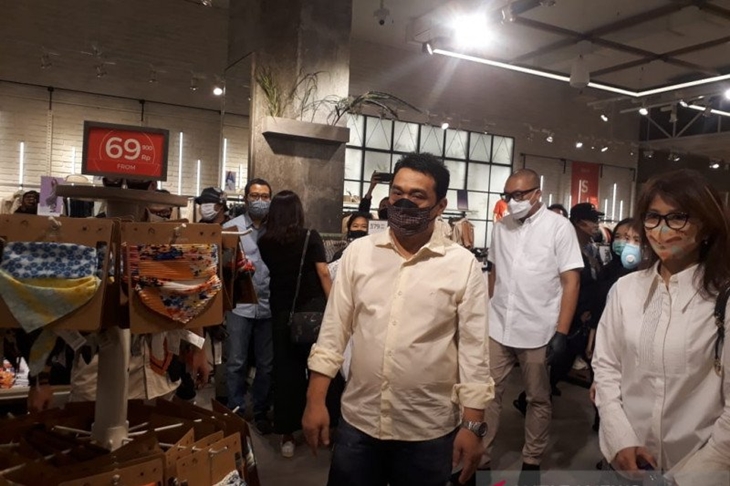 Wakil Gubernur DKI Jakarta Ahmad Riza Patria memantau penerapan protokol kesehatan di Central Park Mall, Grogol Petamburan, Jakarta Barat, Sabtu (20/6/2020). (ANTARA/Devi Nindy)
