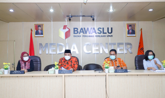 Tiga Anggota Bawaslu dari kiri ke kanan: Ratna Dewi Pettalolo, M Afifuddin, dan Rahmat Bagja didampingi Tim Asistensi Bawaslu Deytri Aritonang saat memberikan keterangan pers Peluncuran TPS Rawan 2020 di Media Center Bawaslu, Jakarta, Senin 7 Desember 2020/Foto: Humas Bawaslu RI
