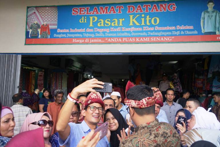 Sandiaga Dicegat Emak-Emak di Pasar, Jangan Banyak Janji Pak!