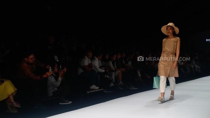 Gaya Chic nan Nyaman Untuk Liburan di Panggung Jakarta Fashion Week
