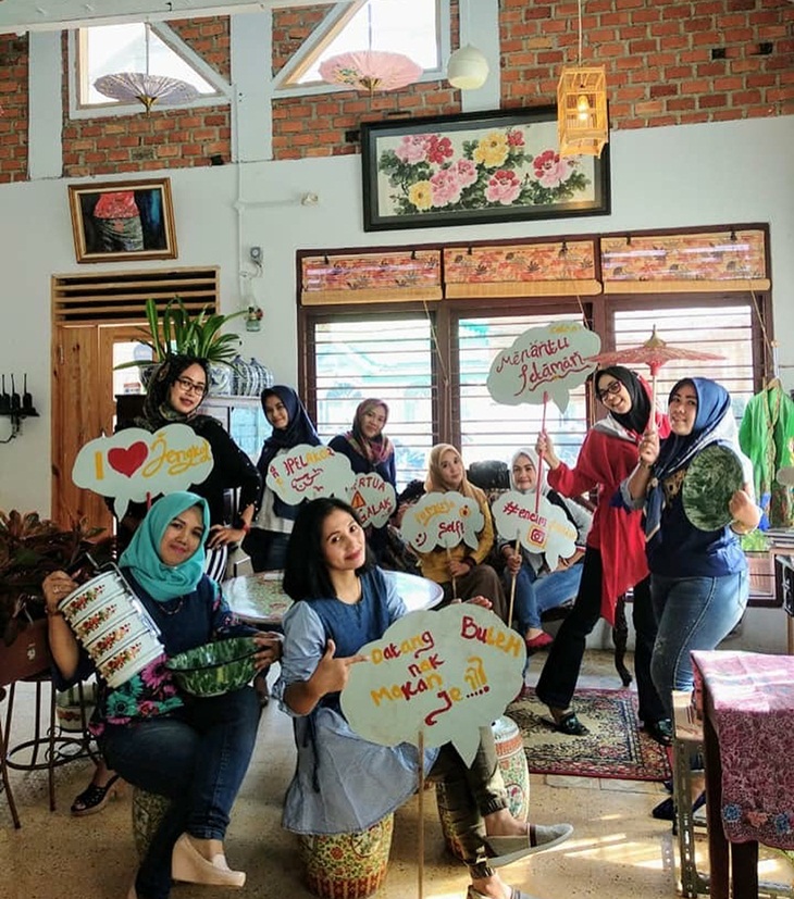 Pengunjung berfoto di Rumah Makan Encim Gendut. (Foto: instagram.com/encim.gendut)