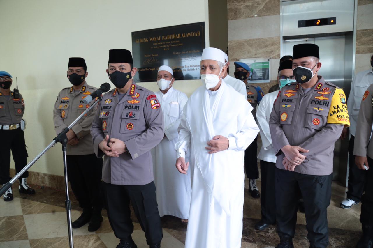 Kapolri Jenderal Pol Listyo Sigit Prabowo (tengah) saat konferensi pers bersama Ketua Umum Rabithah Alawiyah Habib Zen Umar Smith (kanan) usai pertemuan silaturahim keduanya di Kantor Pusat Rabithah Alawiyah, Jakarta, Sabtu (30/1/2021). (ANTARA/ HO-Polri)