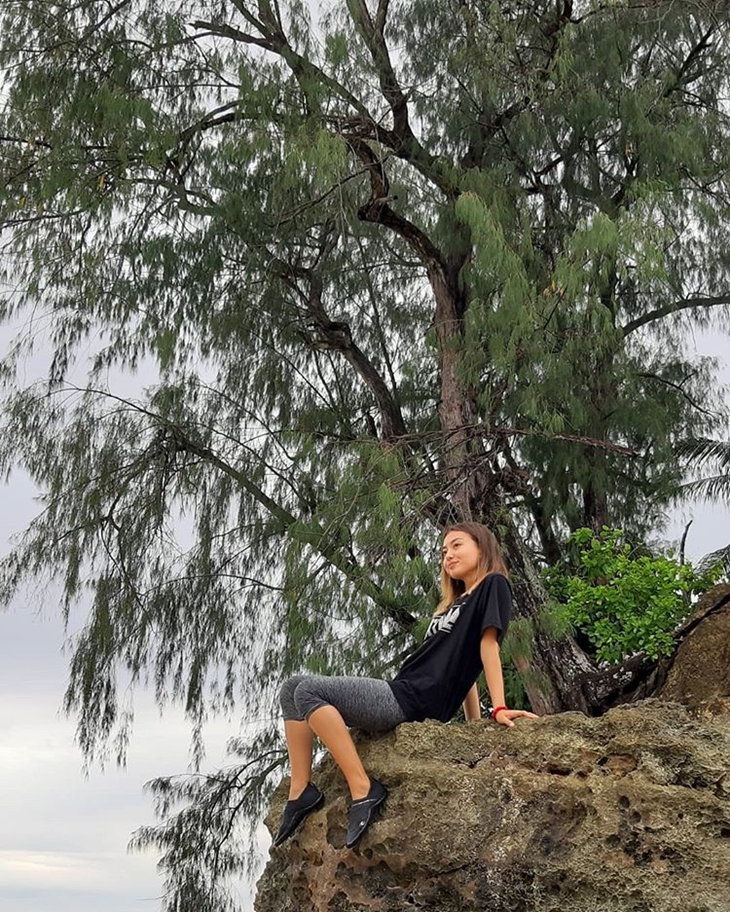Wisatawan di Pantai Batu Kora. (Foto: instagram.com/mytrip_myadvntr)