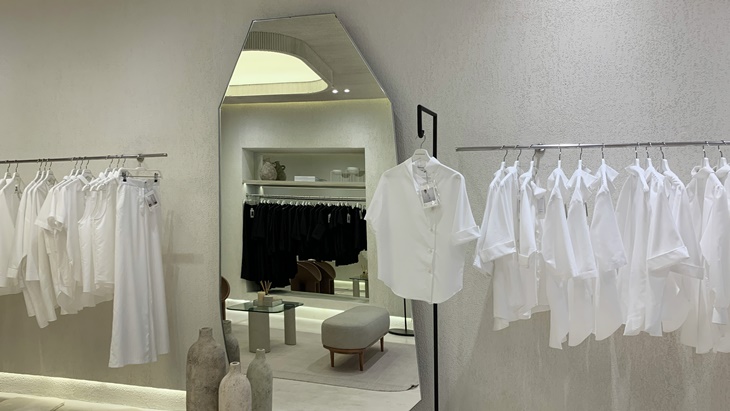 Tampil 'Sophisticated Effortless' dengan Busana Warna Monokrom