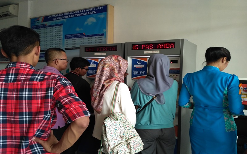 Para calon penumpang kereta api memesan tiket 