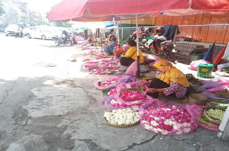 Tradisi Sadranan Jelang Ramadan, Harga Bunga Tabur di Pasar Kembang Solo Meroket
